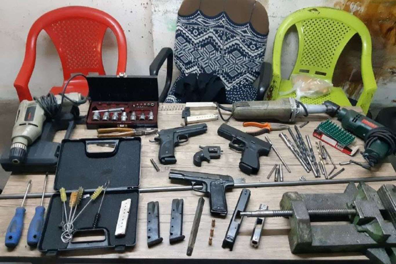 Muğla'da kurusıkı tabancaları yivli namlu yapan şahıslar gözaltına alındı Muğla'da kurusıkı tabancaları yivli namlu yapan şahıslar gözaltına alındı